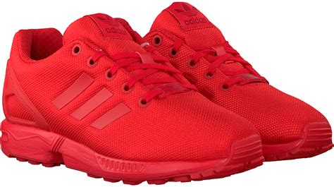 rote adidas schuhe mit doldenem adidas zeichen|Rote Sneaker .